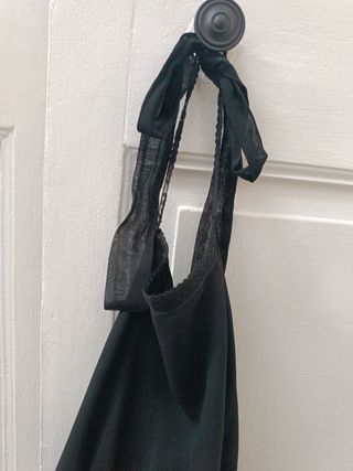 Vestido negro atado al cuello 