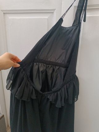 Vestido negro atado al cuello 