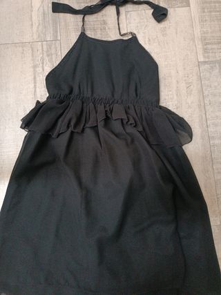 Vestido negro atado al cuello 