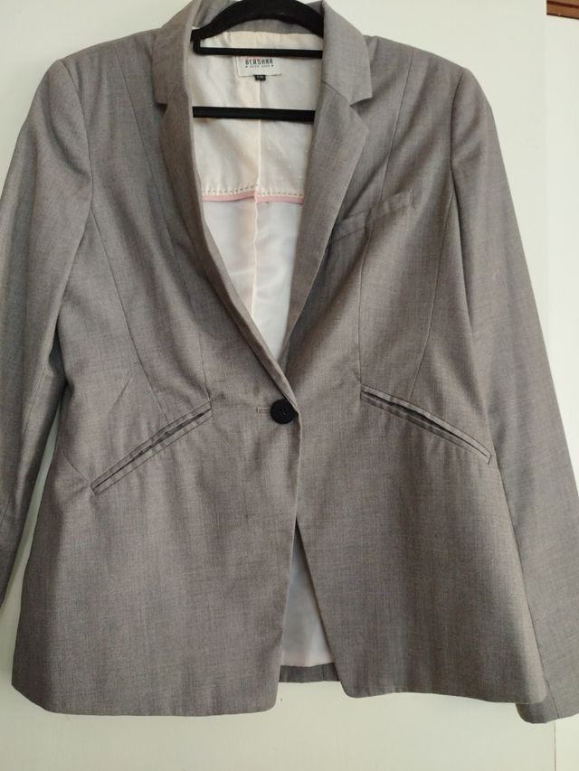 Americana gris en buen estado