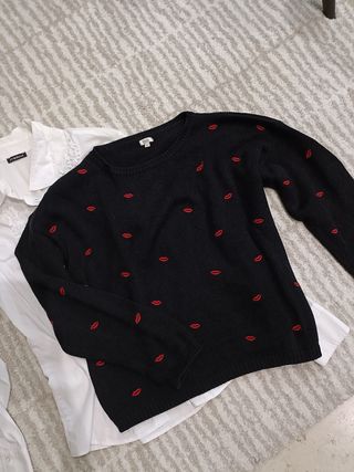 Pullover nero con labbra rosse 