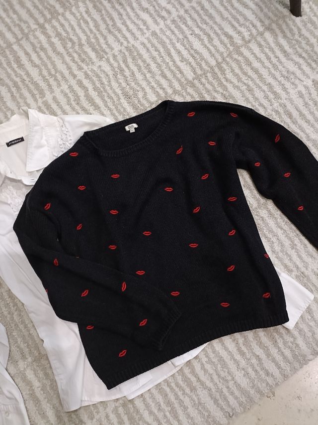Pullover nero con labbra rosse