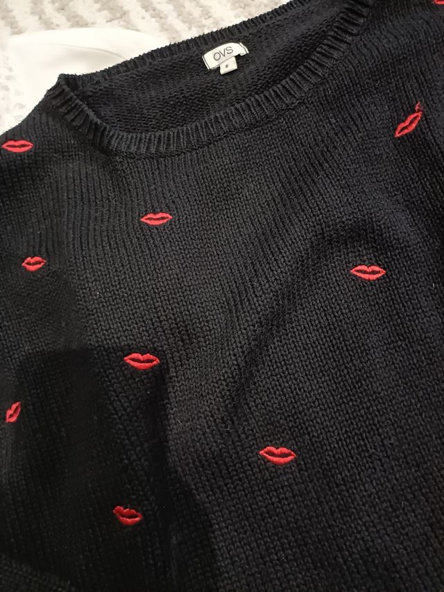 Pullover nero con labbra rosse