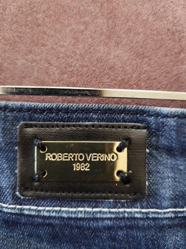 Pantalón vaquero con adornos en bolsi