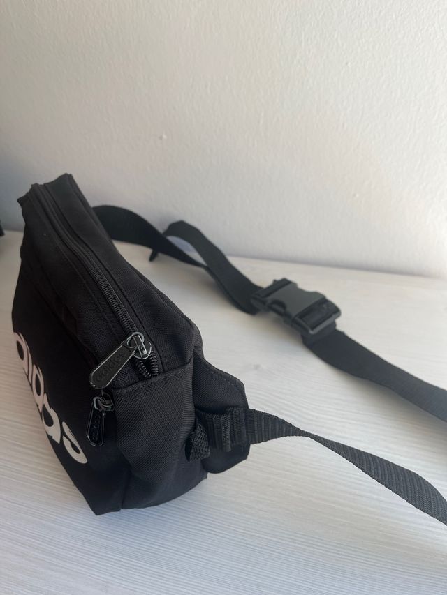 Riñonera adidas negra