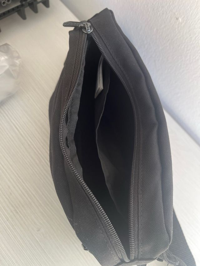 Riñonera adidas negra