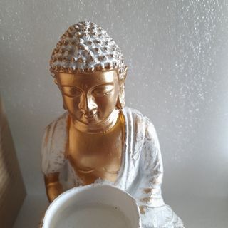 BUDA PORTAVELAS DE 14 CMS RESINA DORADO