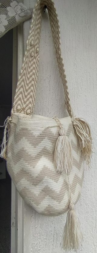 Mochila Wayuu de diseño beige y blanco