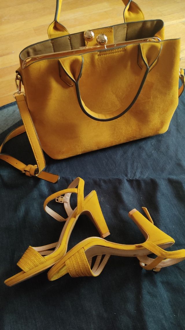 Bolso y zapatos mostaza
