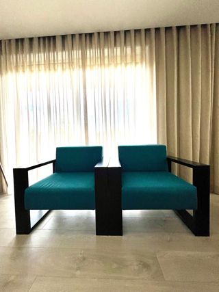 Cadeirões em madeira