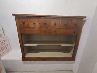 Mueble antiguo con cajones