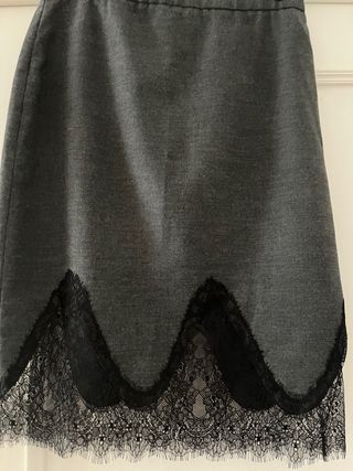 Falda gris con encaje 