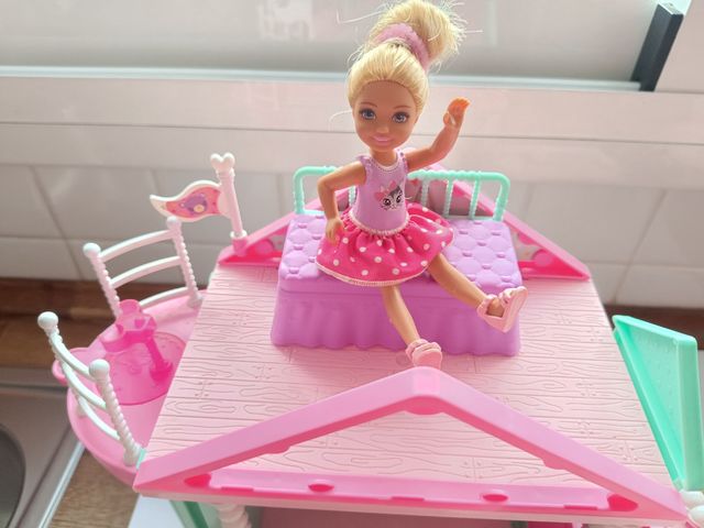 Casita muñecas Chelsea Barbie y accesorios
