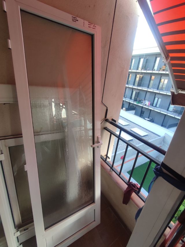Puerta balconera con cristal opaco 