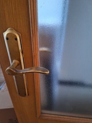 Doble puerta de madera y cristal