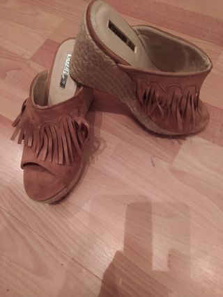 Zueco abierto flecos