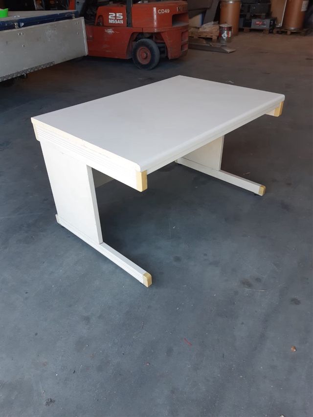 Mesas y archivadores