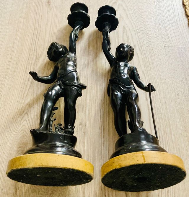 Pareja de candeleros e bronce. Putti