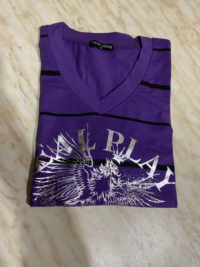 t-shirt viola con stampa e righe