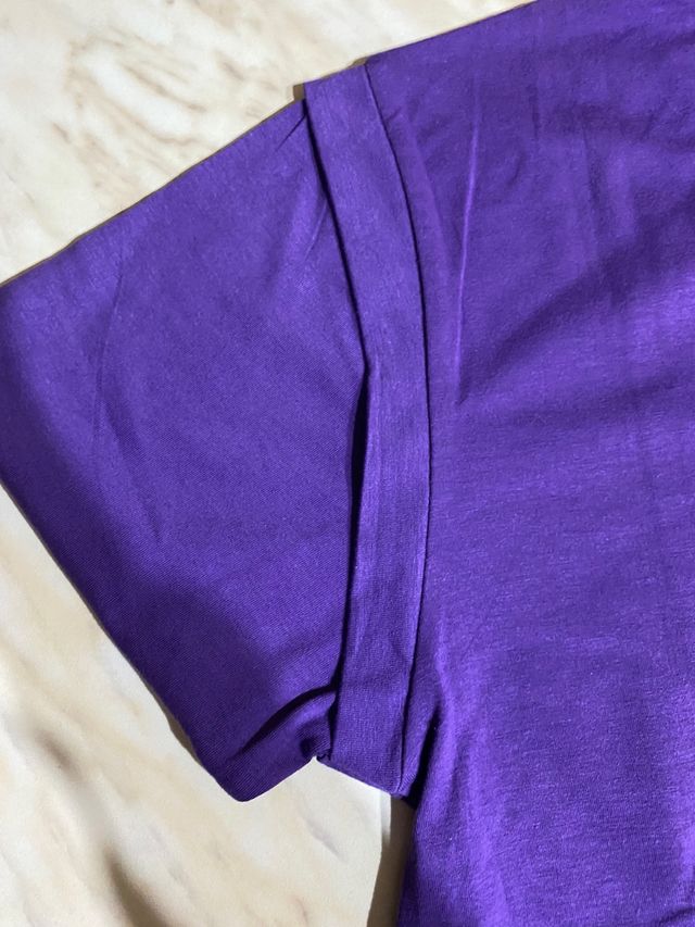 t-shirt viola con stampa e righe