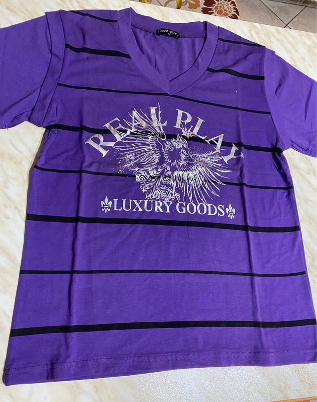 t-shirt viola con stampa e righe