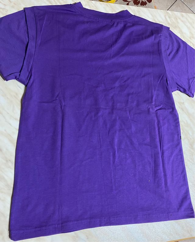 t-shirt viola con stampa e righe