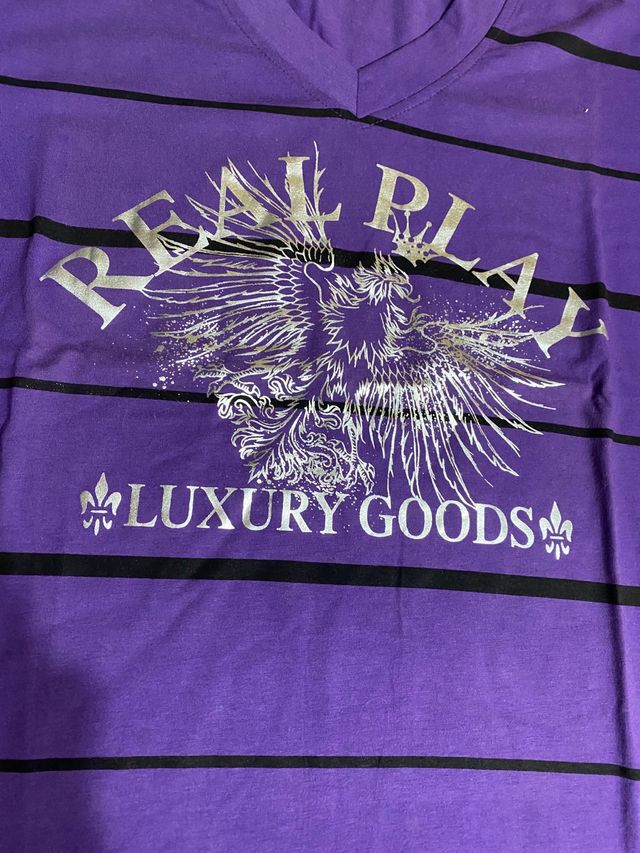 t-shirt viola con stampa e righe