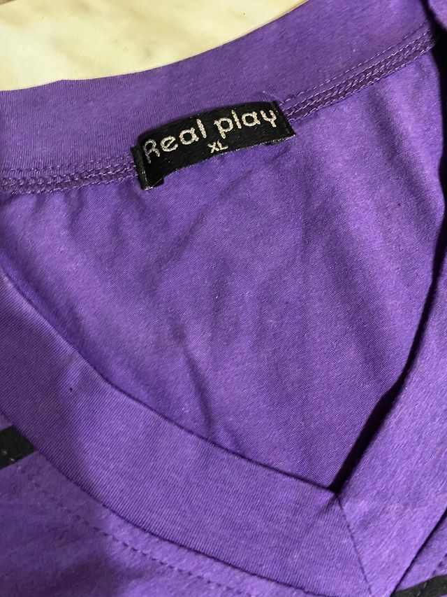 t-shirt viola con stampa e righe