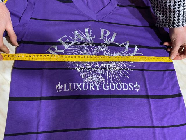 t-shirt viola con stampa e righe