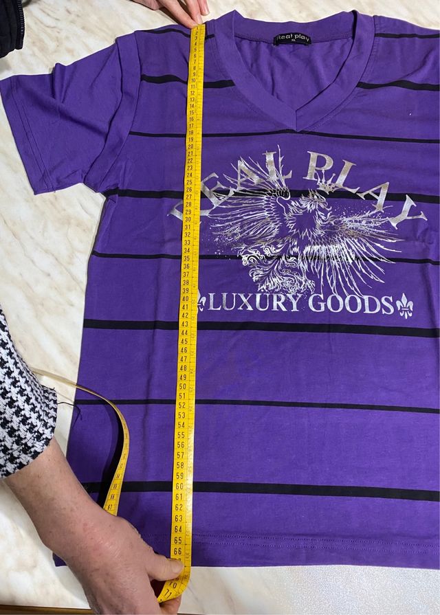 t-shirt viola con stampa e righe