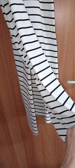 Vestito estivo lungo a righe.