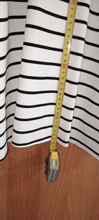 Vestito estivo lungo a righe.