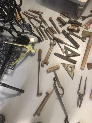 Antiguedades y herramientas viejas y decorativas