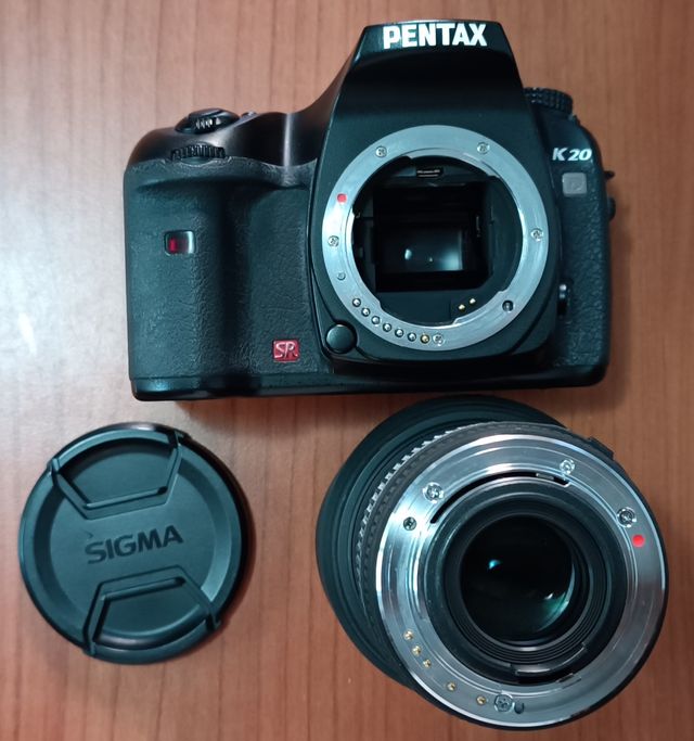 Reflex Pentax K20D con obiettivi