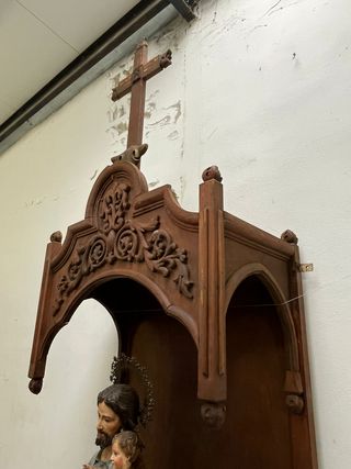Capilla de gran tamaño para imagen religiosa.