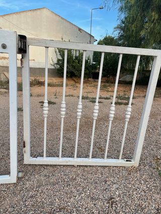 Puerta valla cuadrada