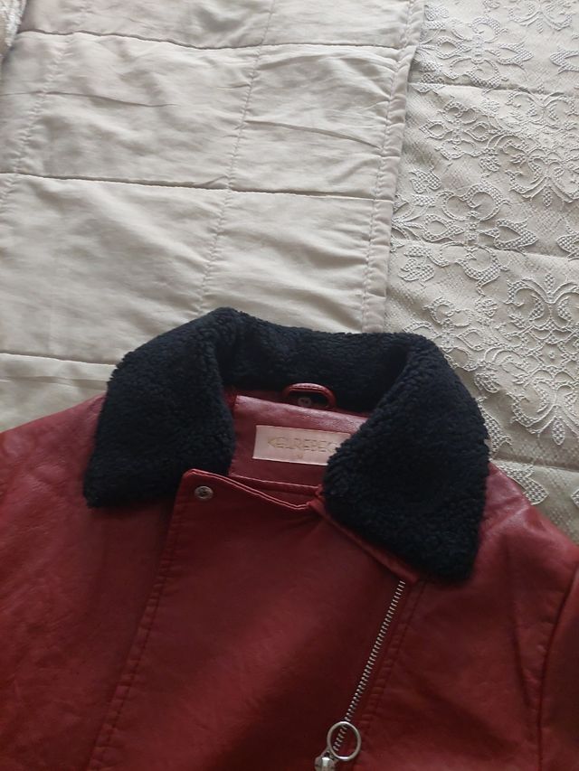 Cazadora con borreguillo dentro granate