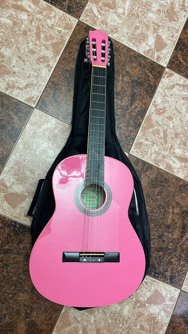 Guitarra española rosa