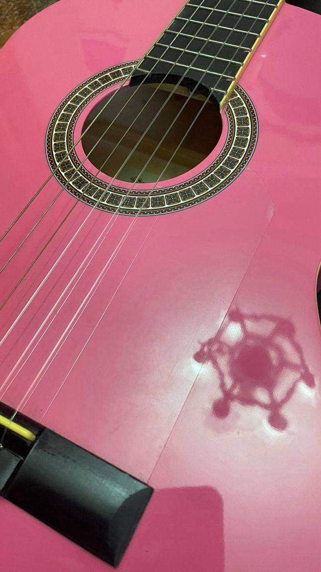 Guitarra española rosa