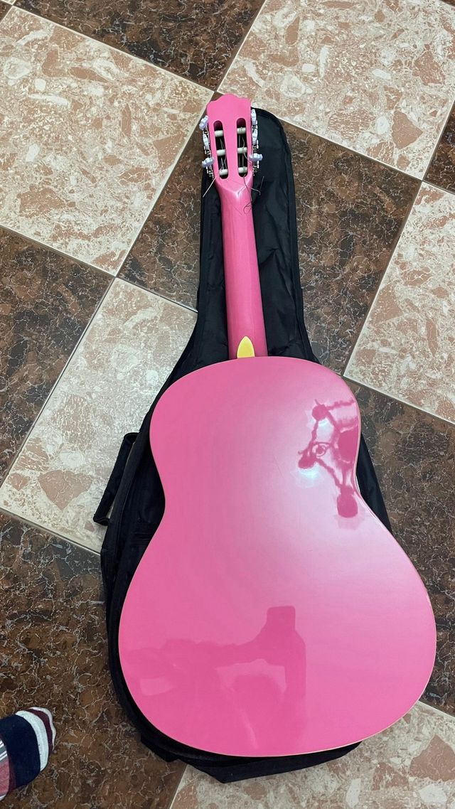 Guitarra española rosa
