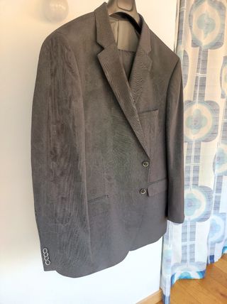 Traje XL gris marengo.