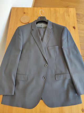 Traje XL gris marengo.