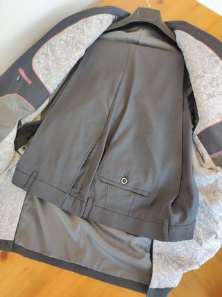 Traje XL gris marengo.