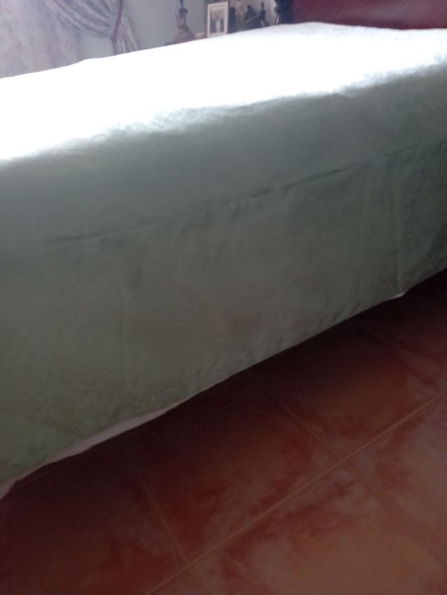 In vendita bellissimo copridivano o base per letto.