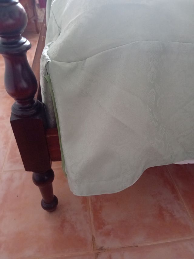 In vendita bellissimo copridivano o base per letto.