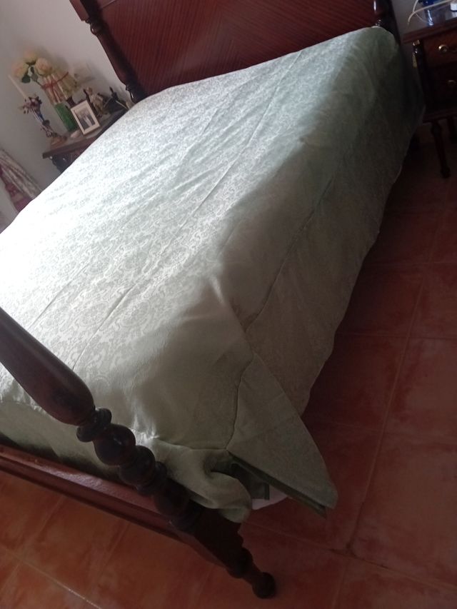 In vendita bellissimo copridivano o base per letto.