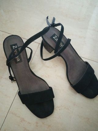 Sandalias negras tacón bajo cuadrado