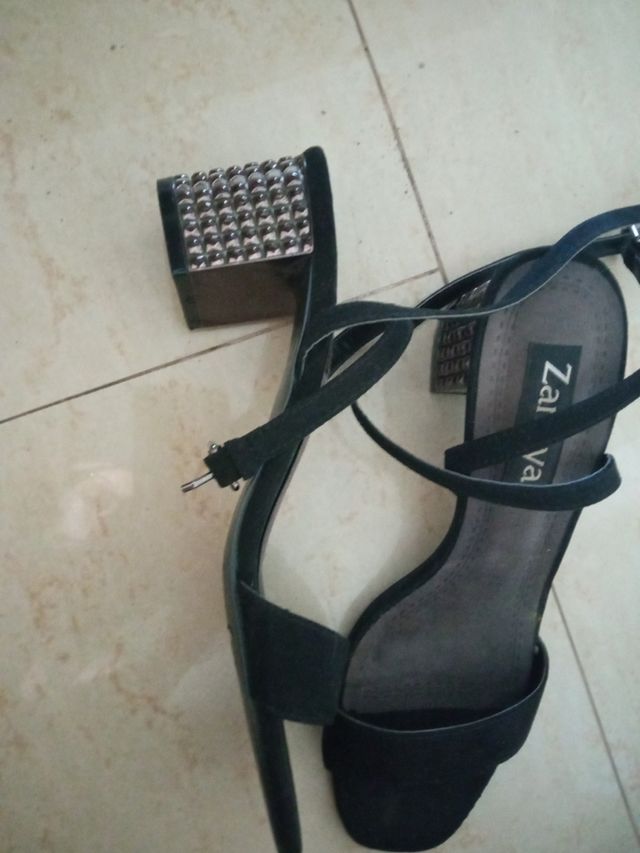 Sandalias negras tacón bajo cuadrado