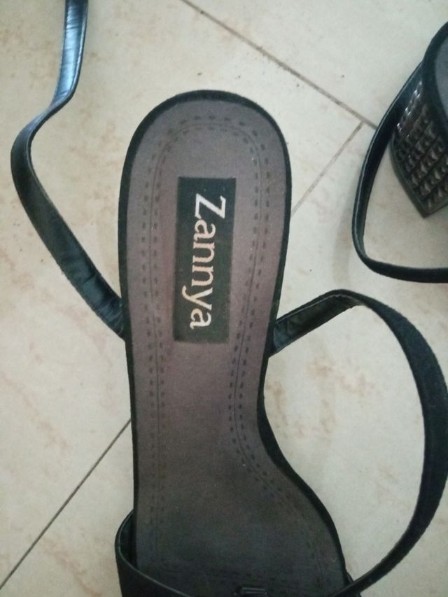 Sandalias negras tacón bajo cuadrado