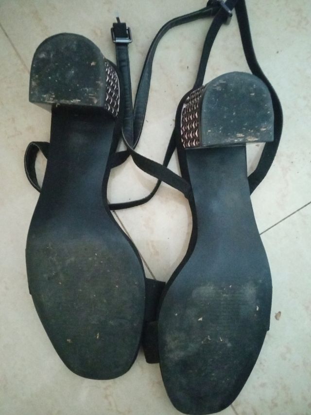 Sandalias negras tacón bajo cuadrado